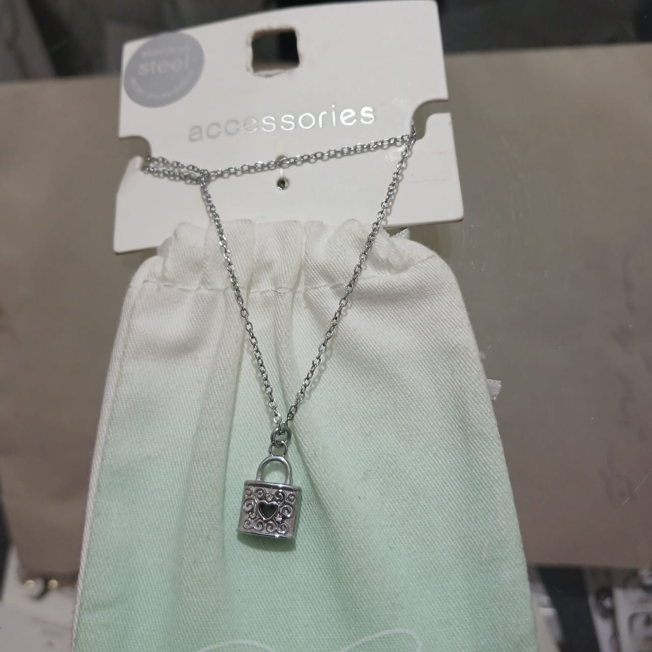 گردنبند قفل